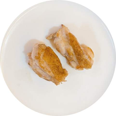  取り除いた、一回り大きな鶏肉をトースターで3分～5分。表面をカリッと仕上げる。 